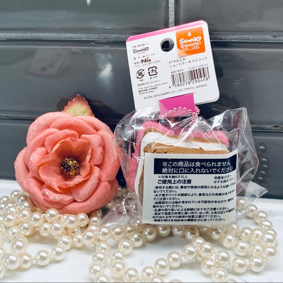 Hello Kitty strawberry cake squishy ball chain - Picture 3 of 6